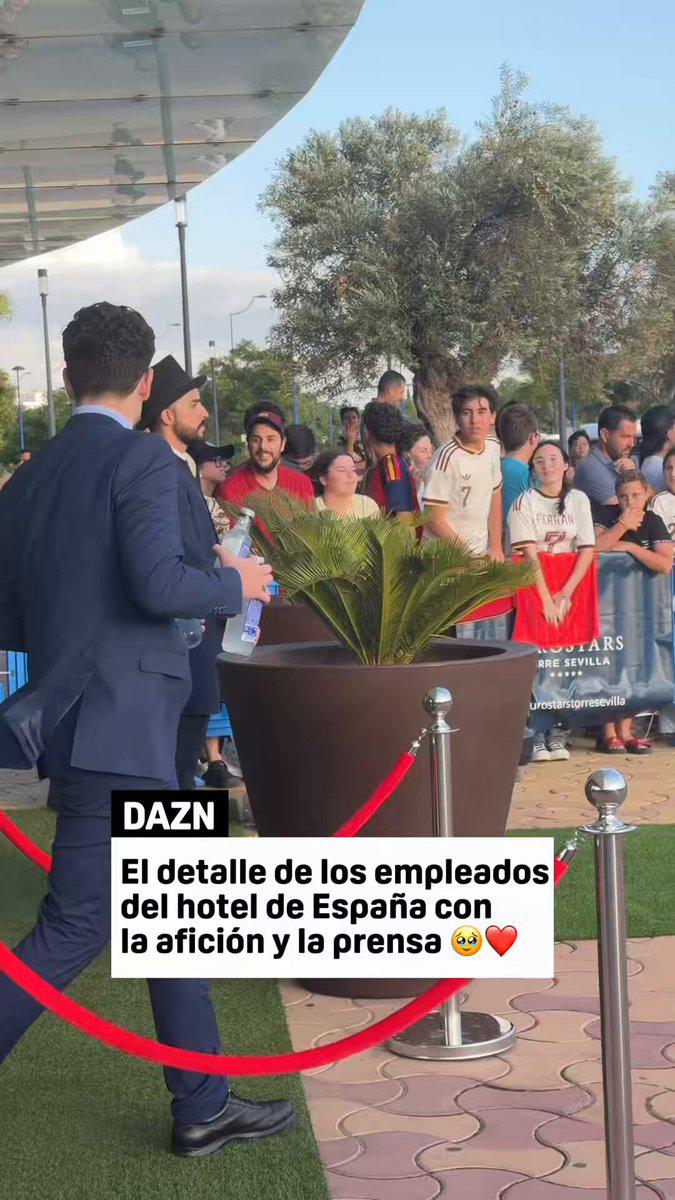 Góc Nhìn 11WIN: DAZN: Nhân viên khách sạn của đội tuyển Tây Ban Nha phát nước đóng chai cho người